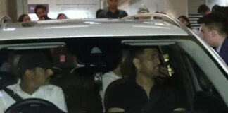 IND–NZ T20 World Cup Final: Fans Gather Outside Stadium; MS Dhoni Arrives in Ahmedabad